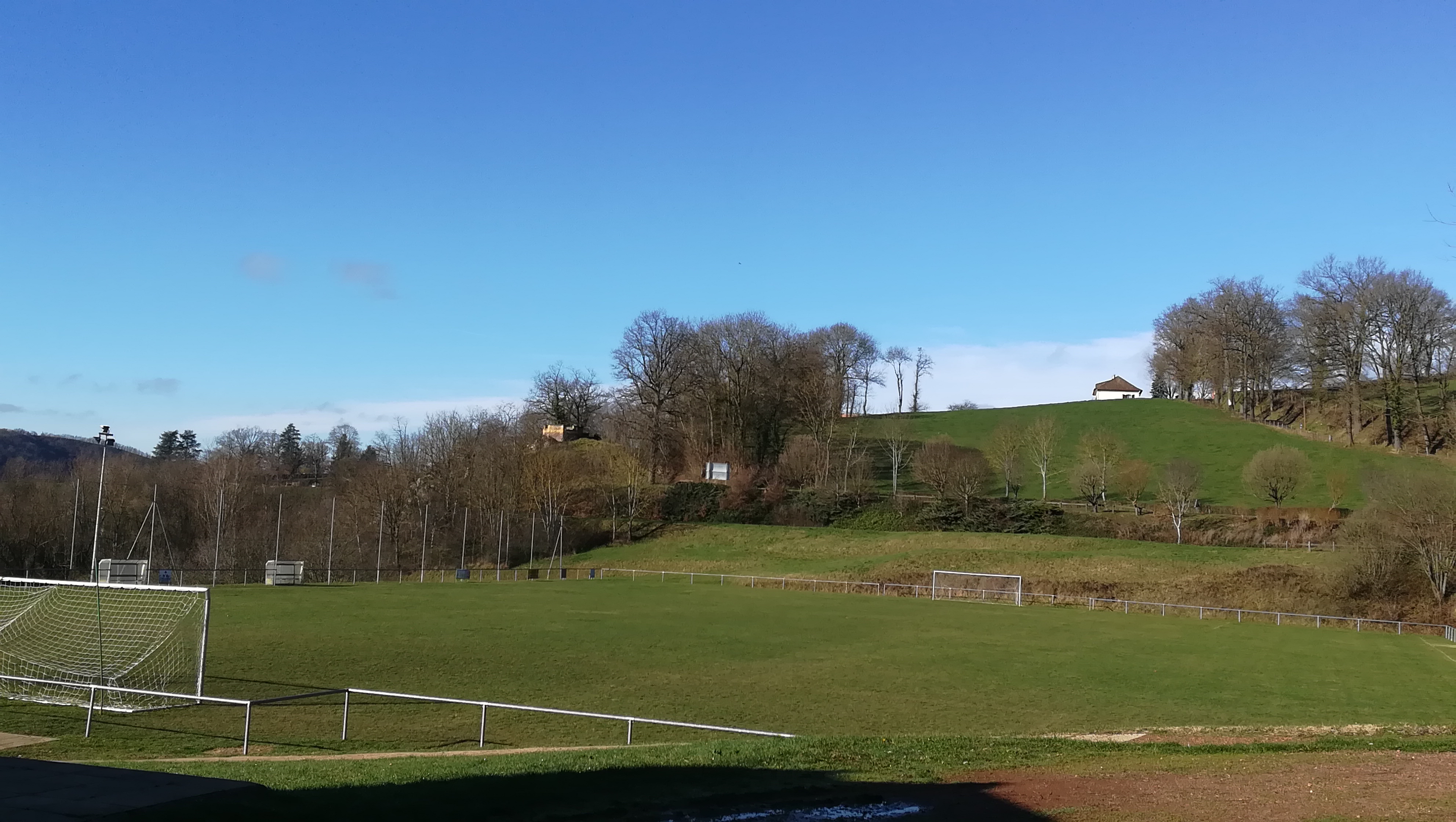 Le terrain de football en gazon du complexe Michel-Mathieu
