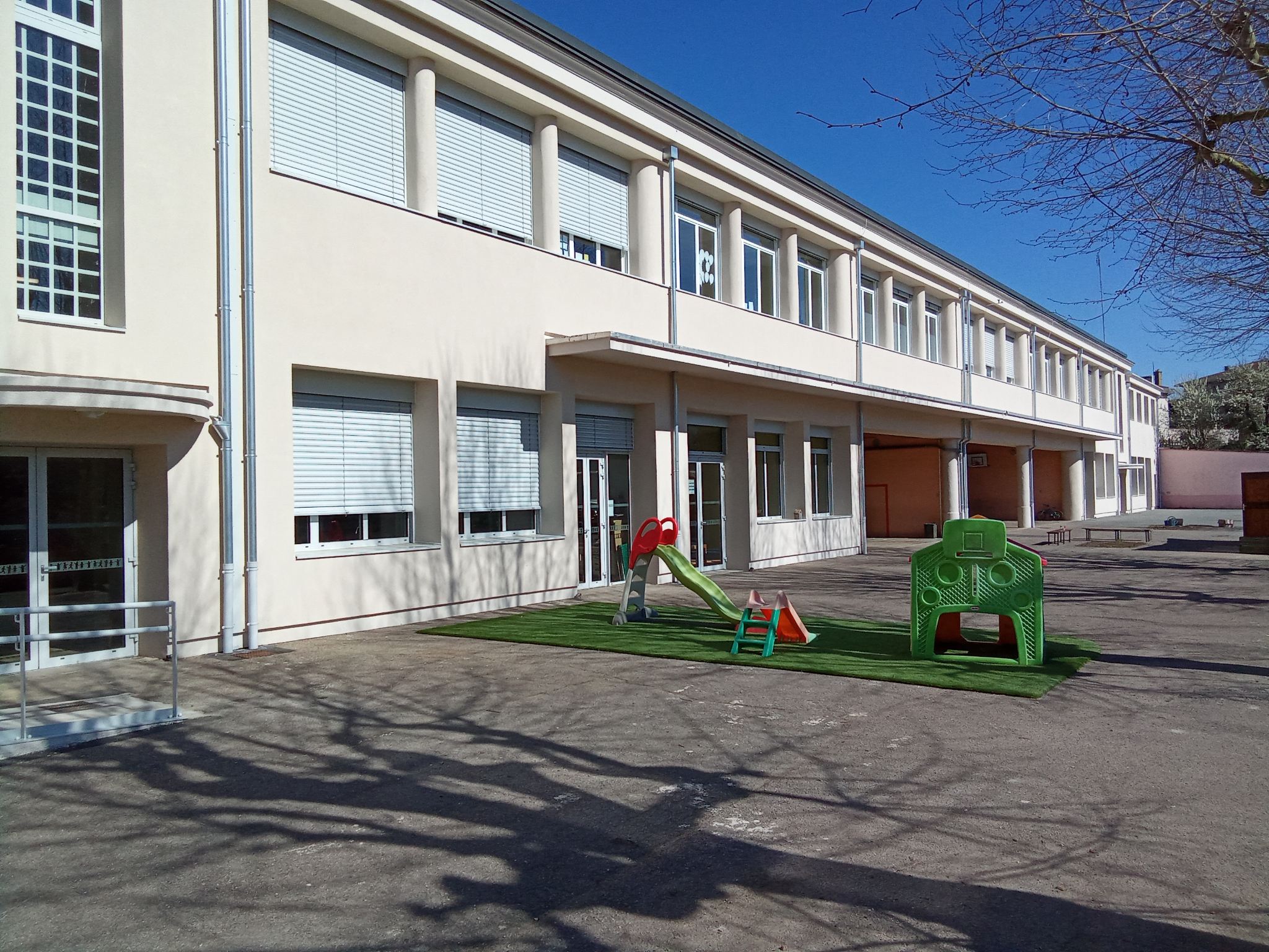La cour de récréation de l’école