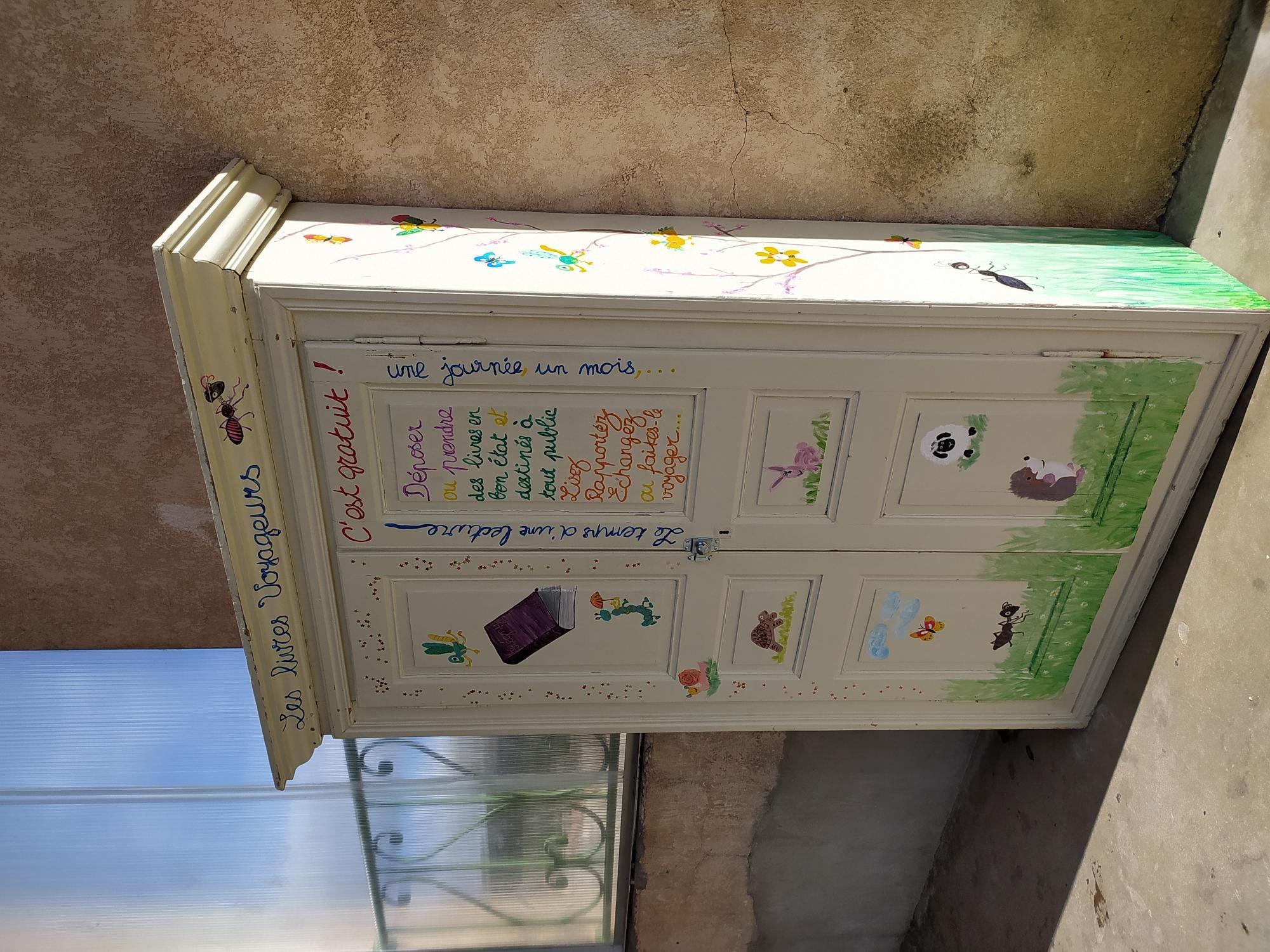 La boîte à livres de CEN-TYR sous la halle du marché