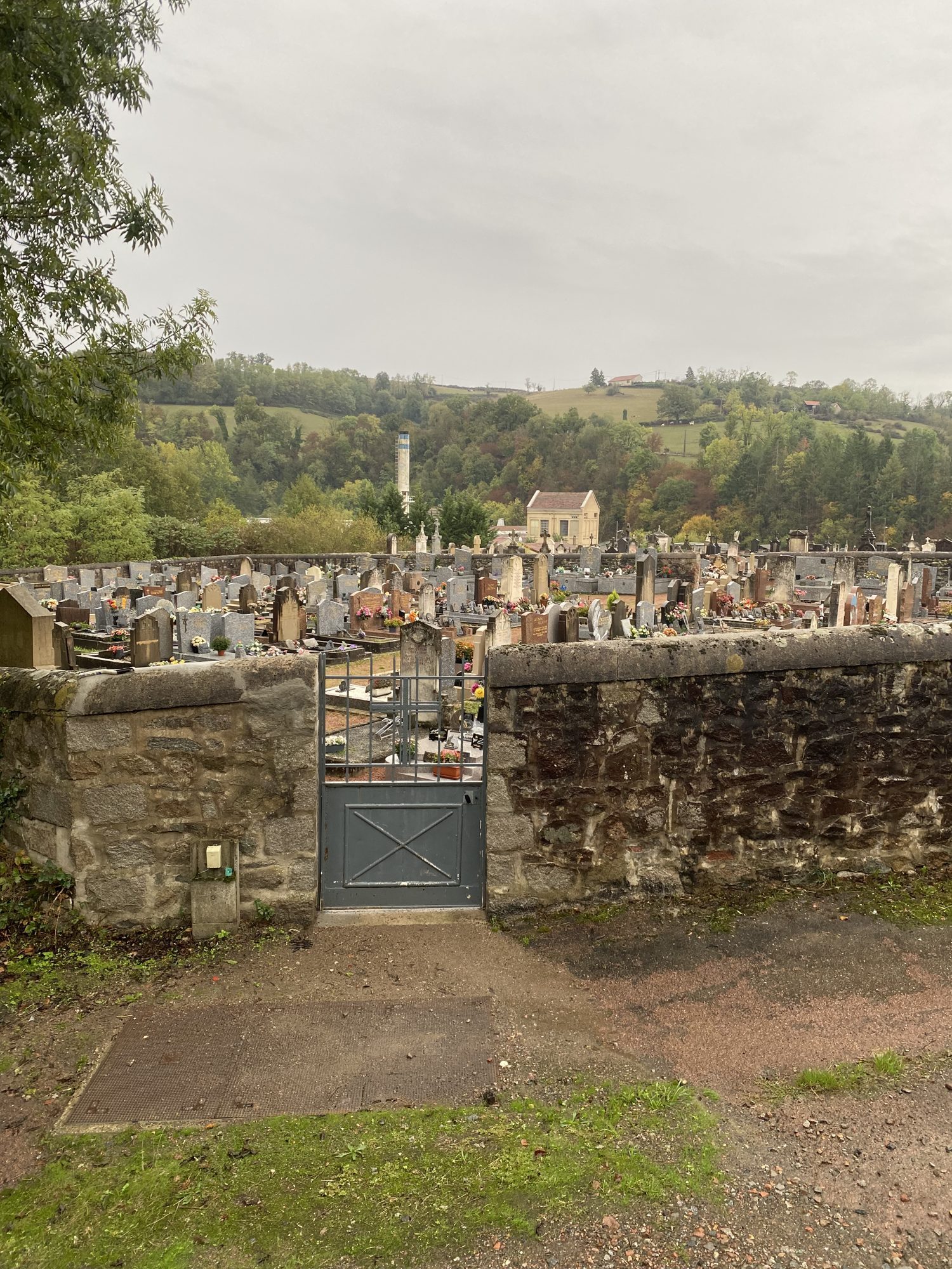 L’entrée du cimetière de Régny