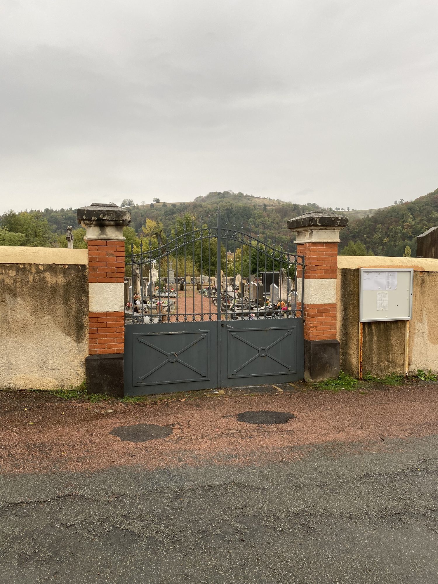 Le portail du cimetière