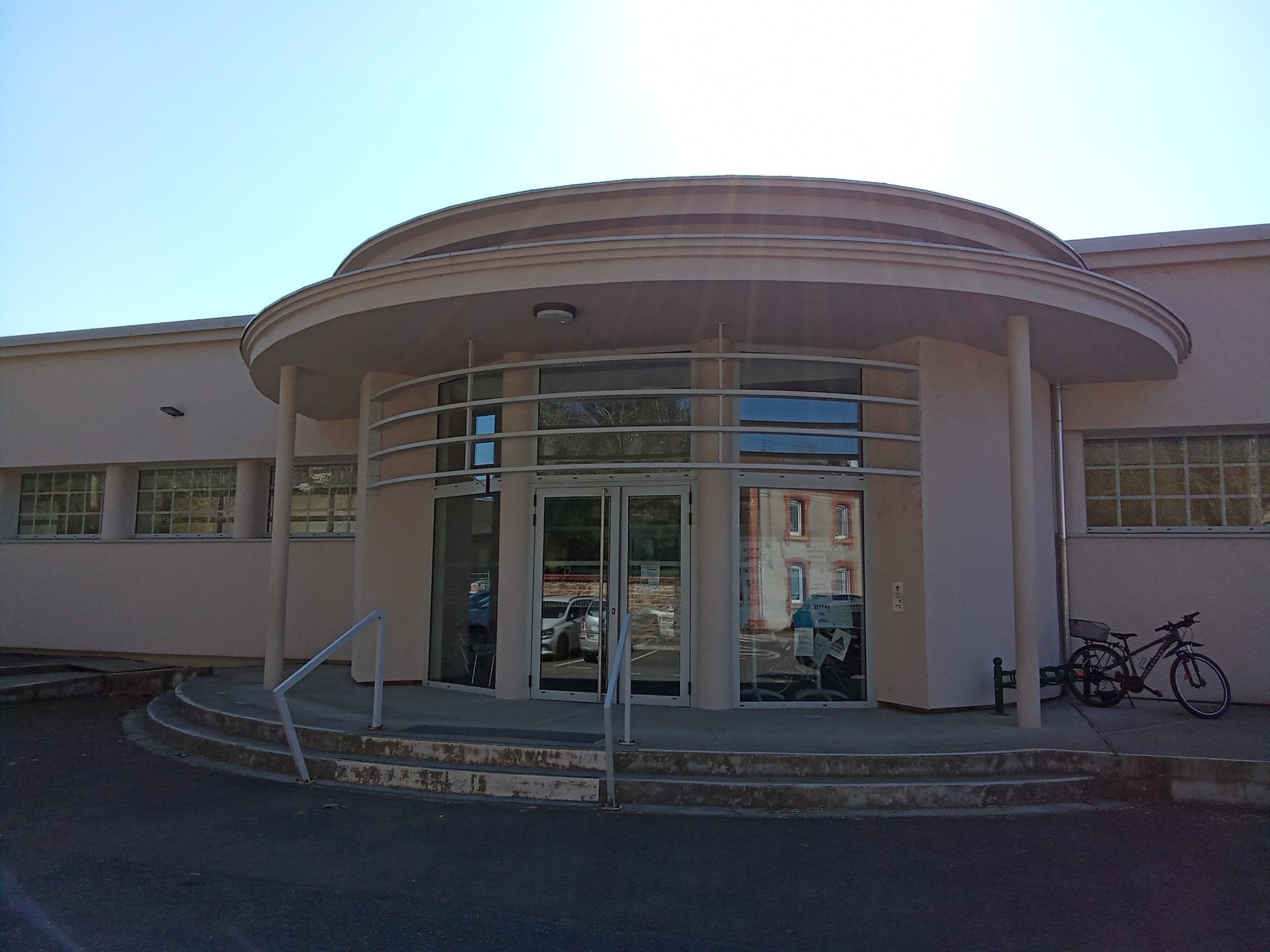 L’entrée vitrée de l’école primaire Georges-Fouilland