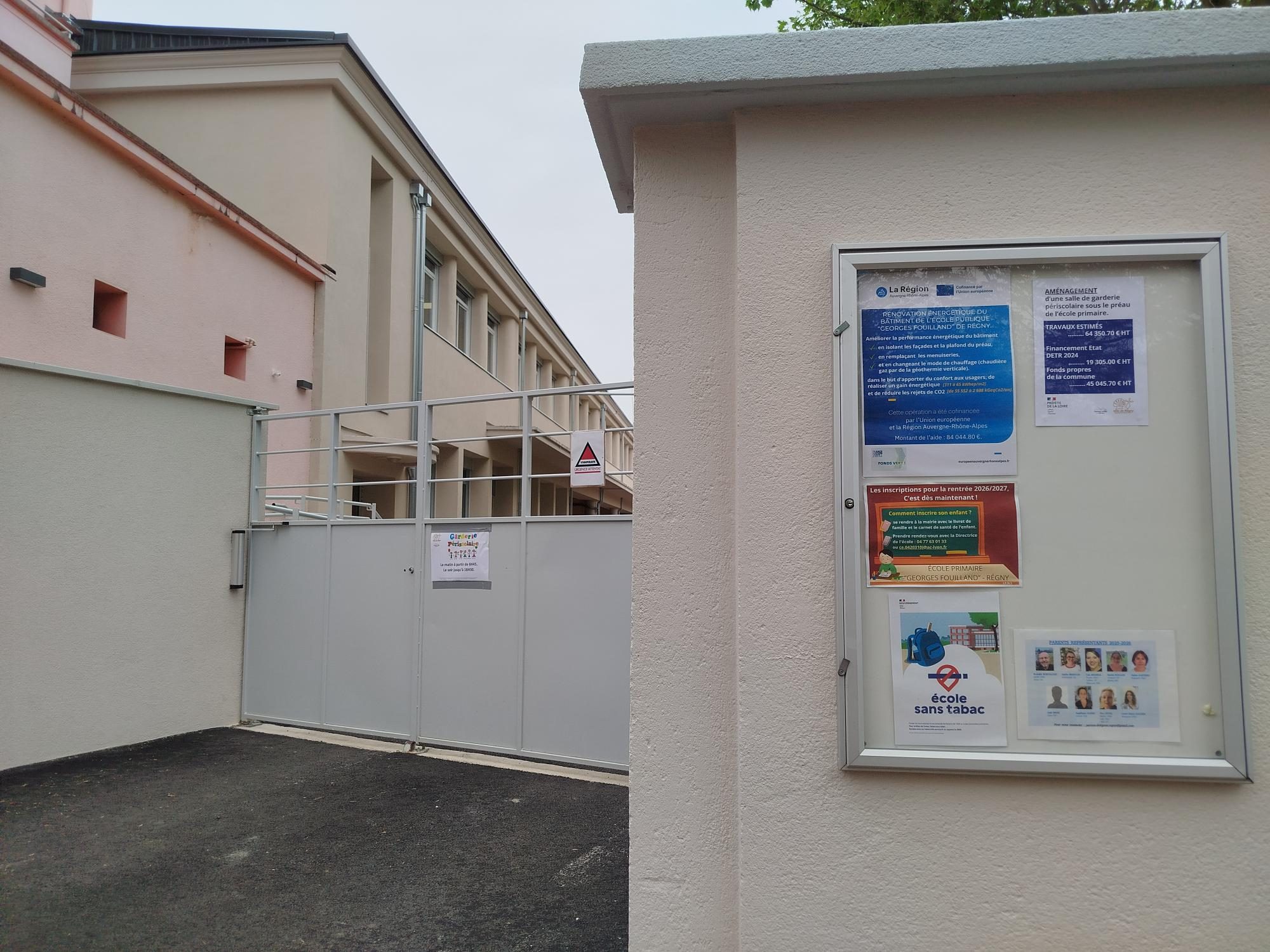Le panneau d’affichage à l’entrée de l’école