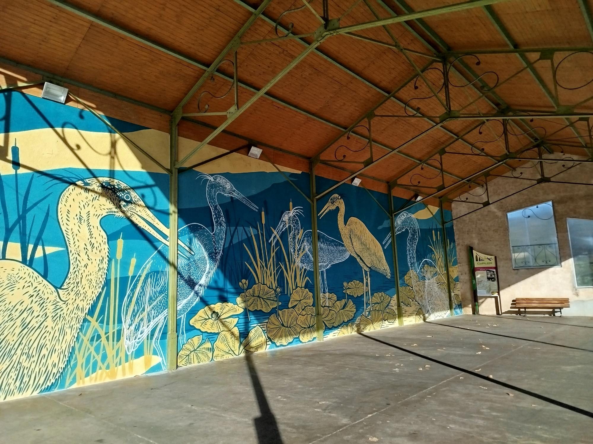 La fresque de la halle du marché : hérons et roseaux