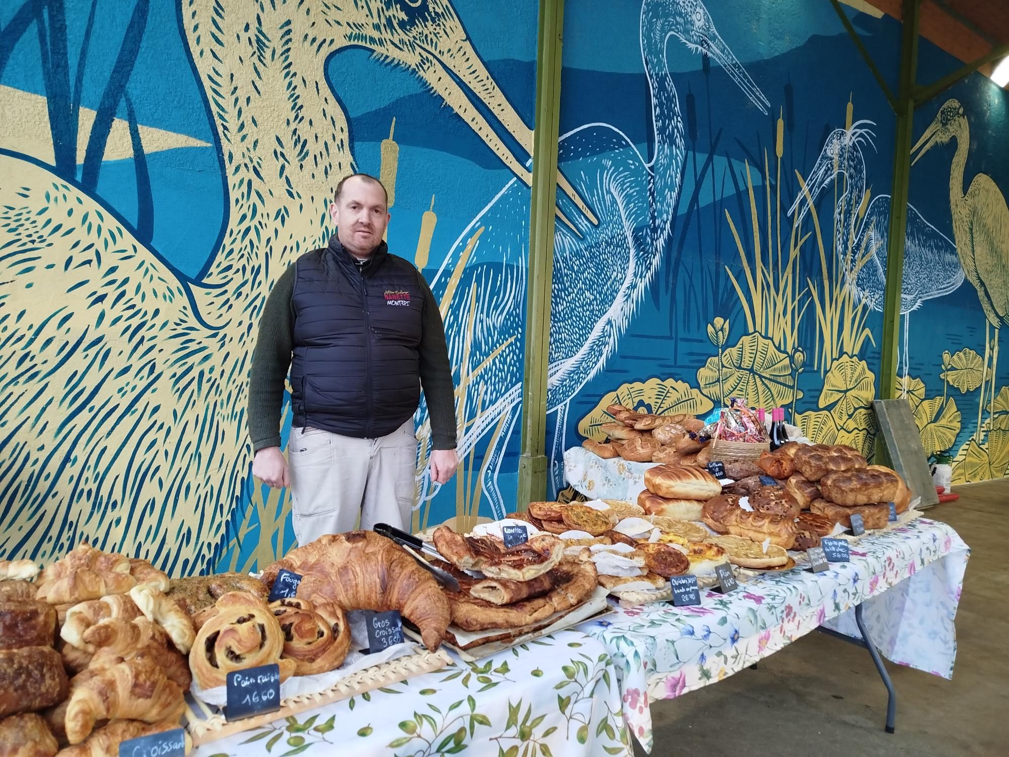 Le boulanger-pâtissier et ses viennoiseries sous la halle