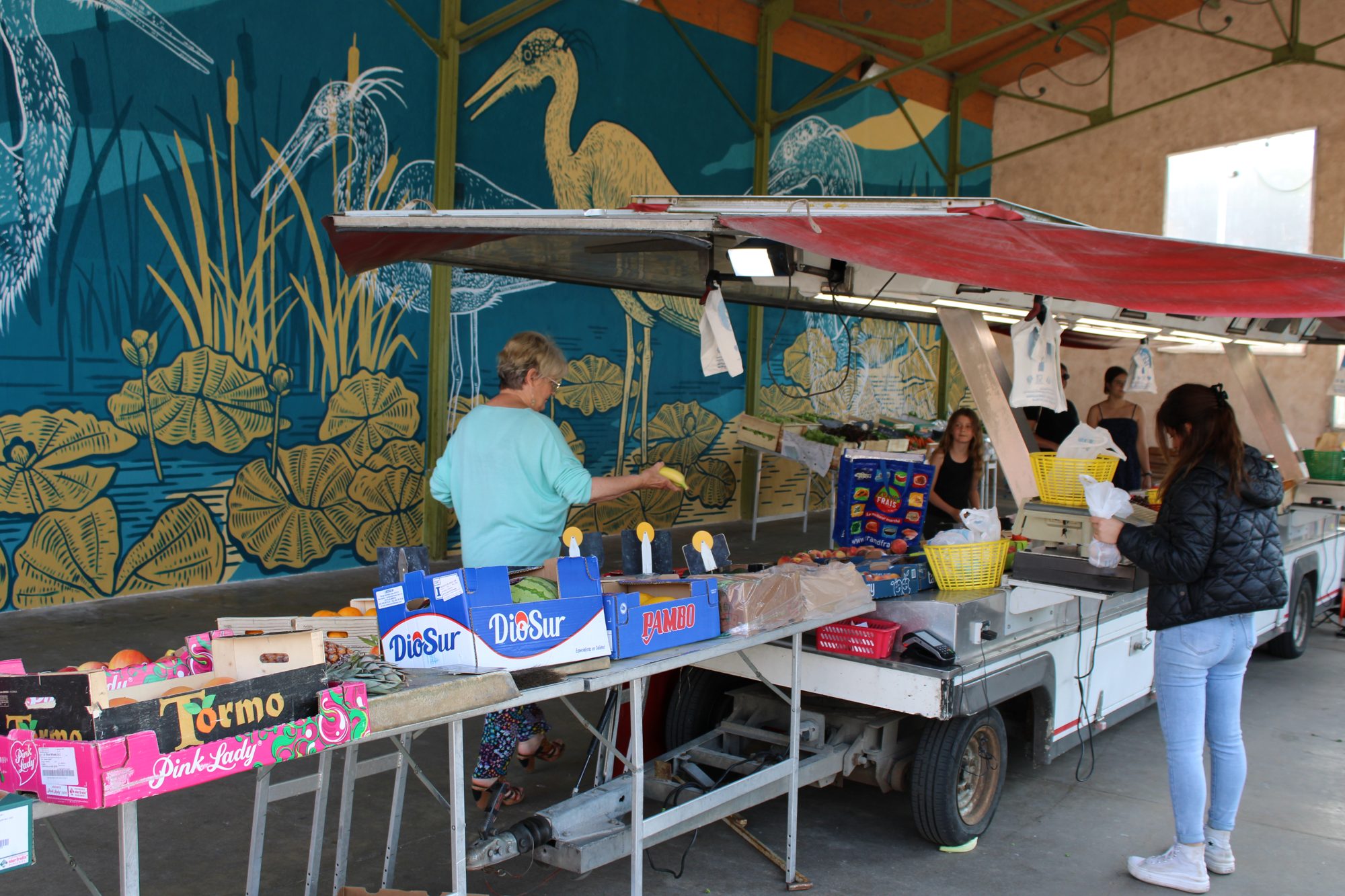 Le stand du primeur sous la halle