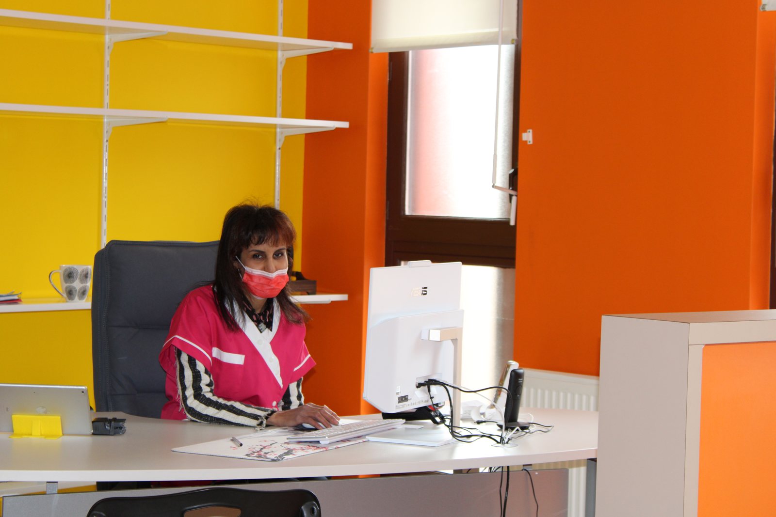 Dr Nadia Benavent dans son cabinet