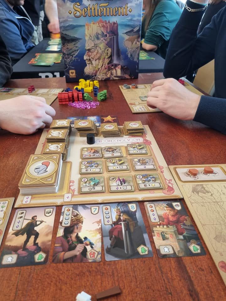 Une table de joueurs lors d’une soirée jeux de Régny Ludi Vici