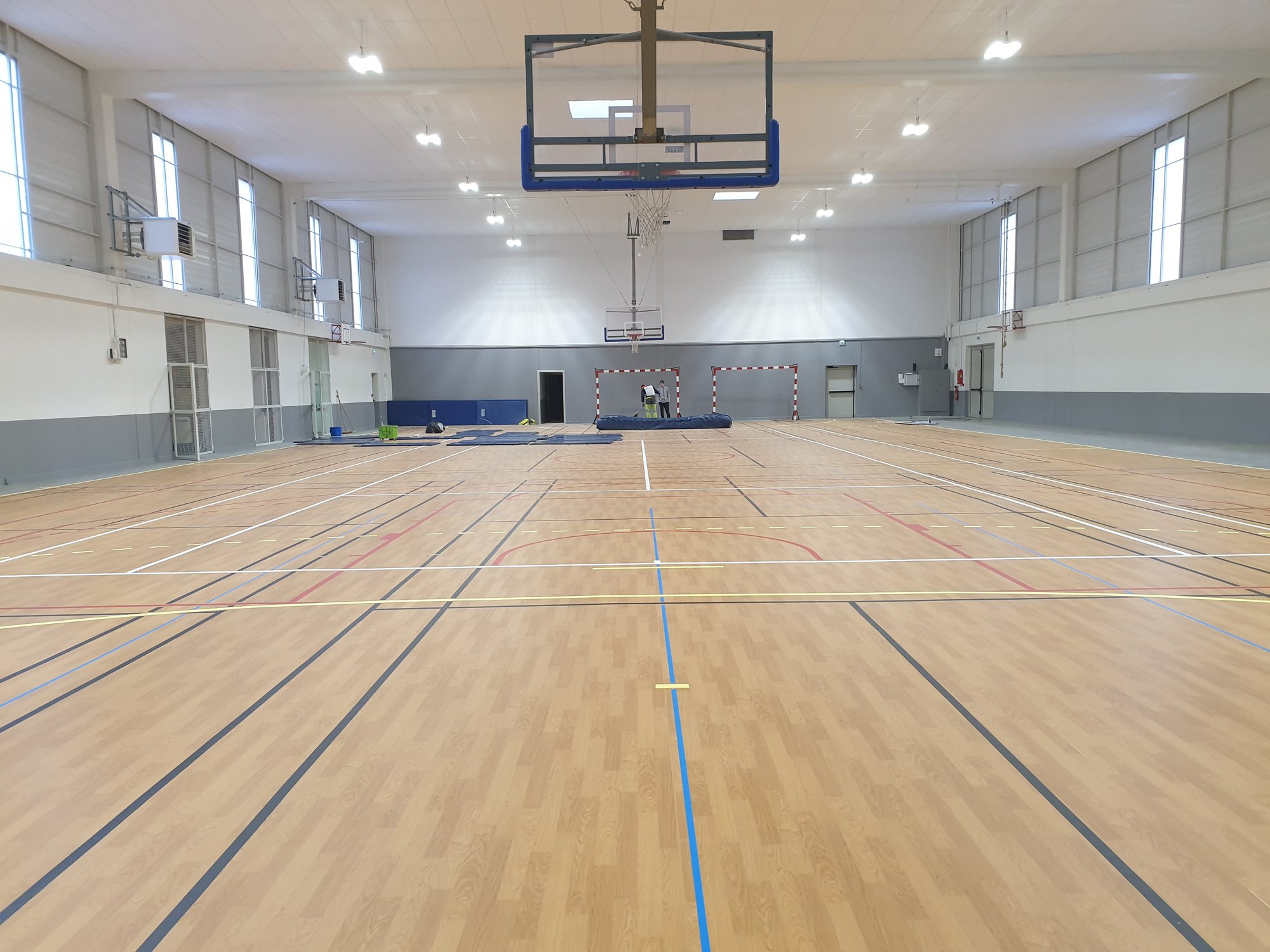 La salle des sports, parquet et panneaux de basket