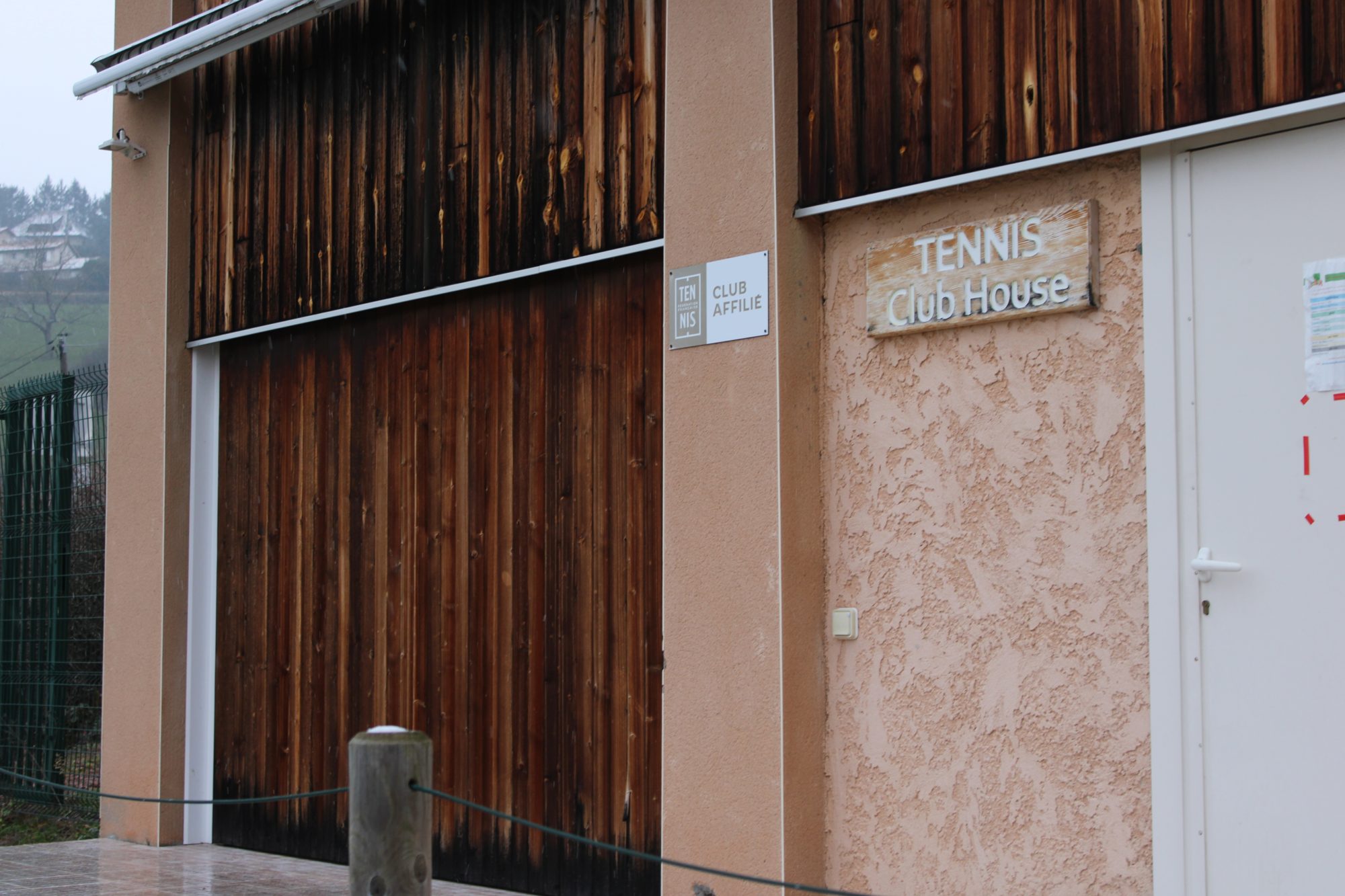 Le local du Tennis Club de Régny au bord des courts
